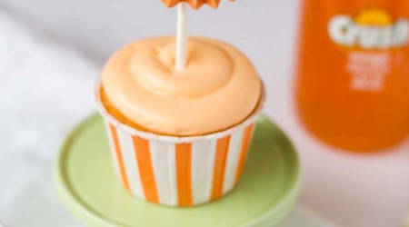 Orange crush cupcakes topped with creamsicle frosting! These are to die for!  #cupcakes