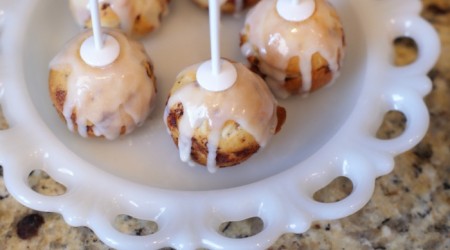 Learn how to make these easy and delicious cinnamon roll cake pops via iheartnaptime.net
