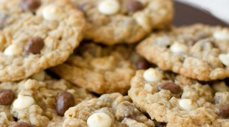 White chocolate raisinet cookies on iheartnaptime.net ! These look delicious!