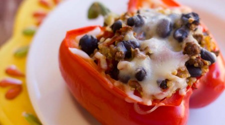 Stuffed Bell Pepper with #Quinoa on iheartnaptime.net . These make a #healthy and delicious meal! #recipes