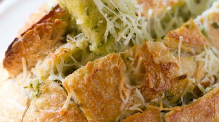 Mouthwatering cheesy pesto bread! The BEST! iheartnaptime.net #food #appetizer