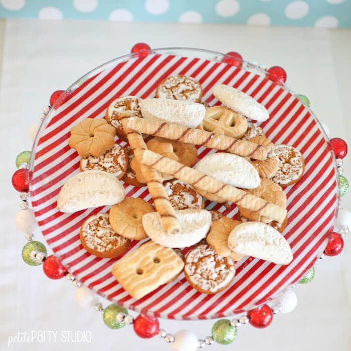 Cutest #DIY charger + cake stand w/ FREE printables for your holiday parties. Created by Petite Party Studio on iheartnaptime.net