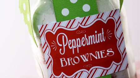 Pepermint brownies in a jar with FREE printable by Skip to My Lou for  iheartnaptime.net #recipes #christmasgifts