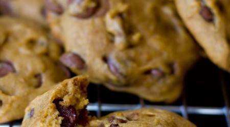 The BEST pumpkin chocolate chip cookies from iheartnaptime.net ... these are super moist and absolutely delicious! #recipes