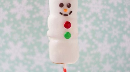 Chocolate caramel marshmallow snowmen on iheartnaptime.net ...so cute and delicious! #Christmas