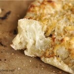 cheesy garlic bread closeu[