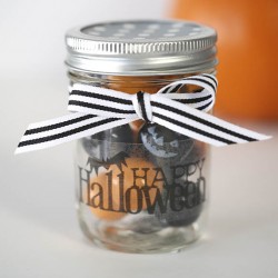 Simple and cute Halloween gift idea on iheartnaptime.com #Halloween #crafts