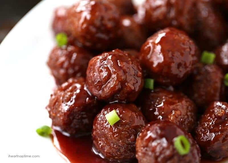 Crock pot grape jelly meatballs on iheartnaptime.com -only takes 3 ingredients and 5 minutes to prep! YUM!