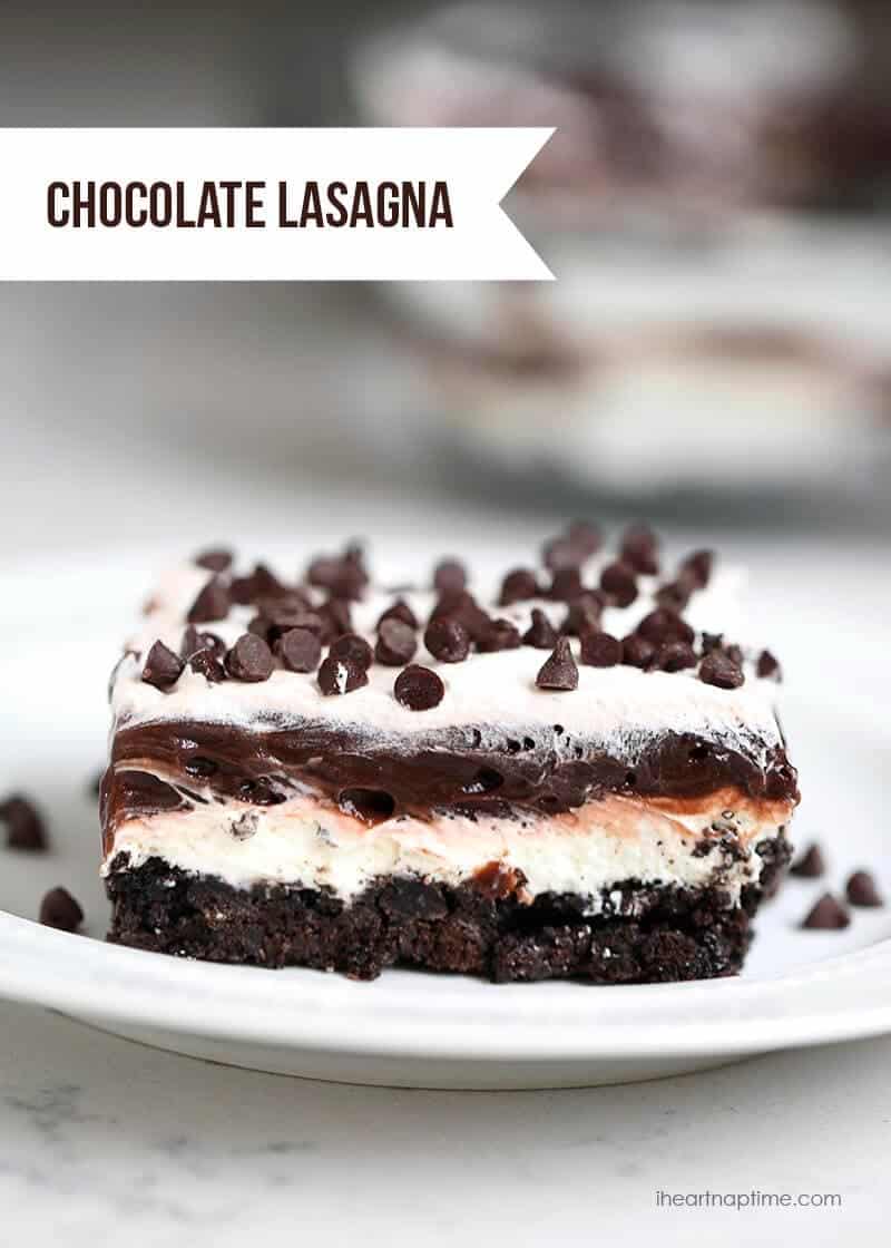 No bake chocolate lasagna recipe on iheartnaptime.com -layers of crushed oreos, cream, chocolate pudding and chocolate chips! 