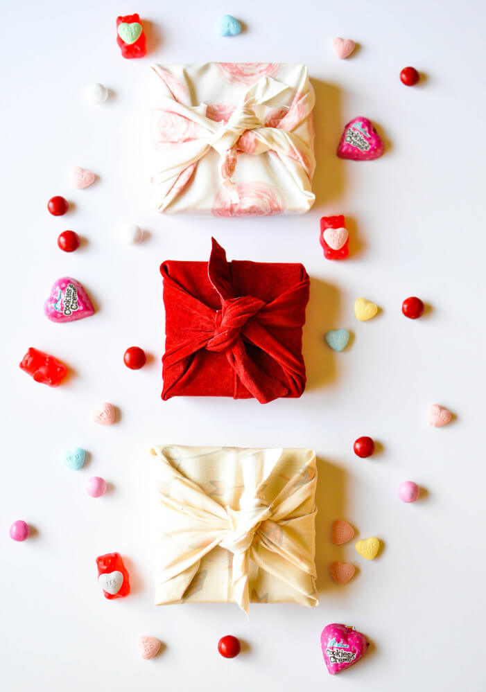http://www.iheartnaptime.net/wp-content/uploads/2015/02/DIY-Valentines-Day-Fabric-Wrapped-Gift-Box-FrySauceandGrits.com-17-of-22-701x999.jpg