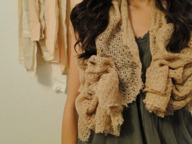 Beautiful scarves...most importantly beautiful scarves with detailed instructions on how to make them :-) 15 different tutorials showing you how to make a scarf on iheartnaptime.com ...so cute!