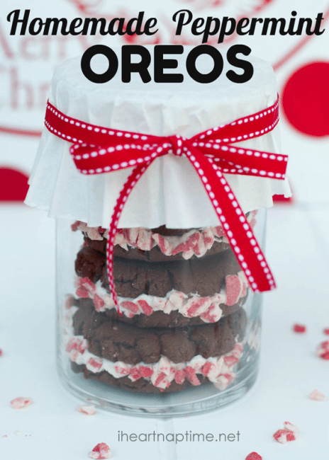 Oreos de menta caseros en un recipiente de regalo