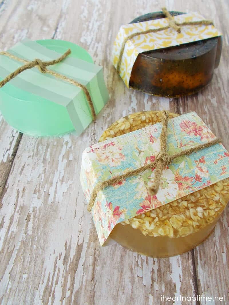 jabones artesanales sentados en una mesa de madera