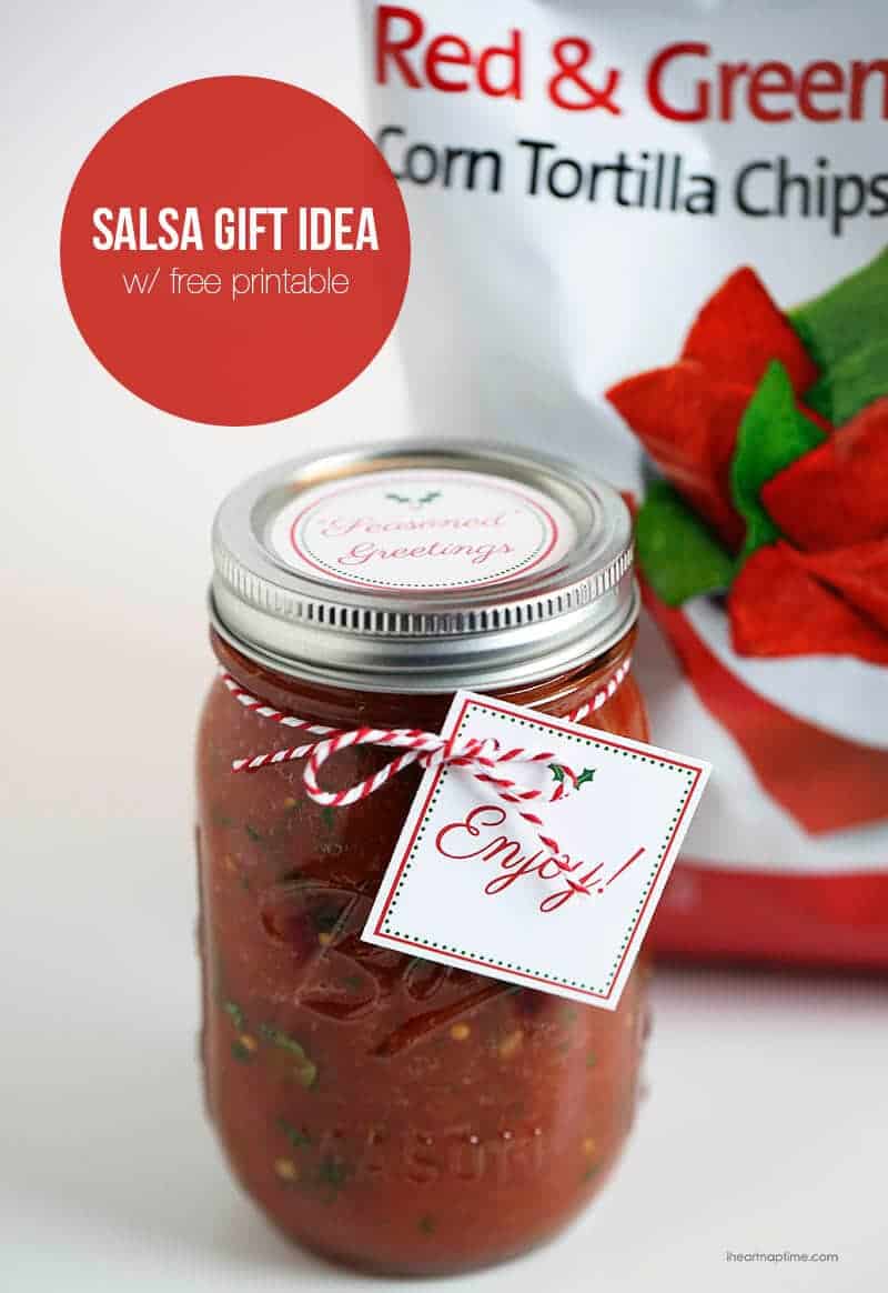 Homemade salsa gift idea with free printable on iheartnaptime.net ...super cute and easy Christmas gift! Perfect for friends and neighbors!  