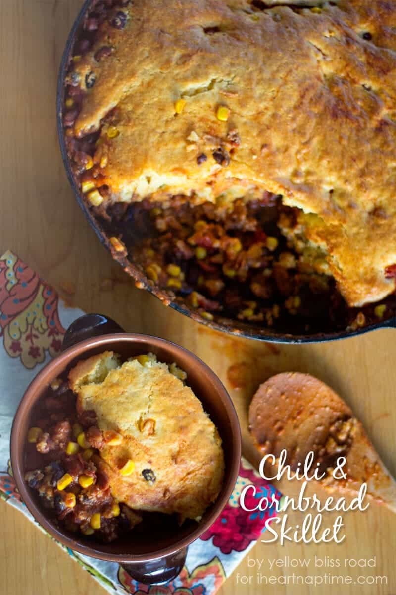 Chili and Cornbread Skillet on iheartnaptime.com ...the perfect dinner recipe for fall! YUM! 