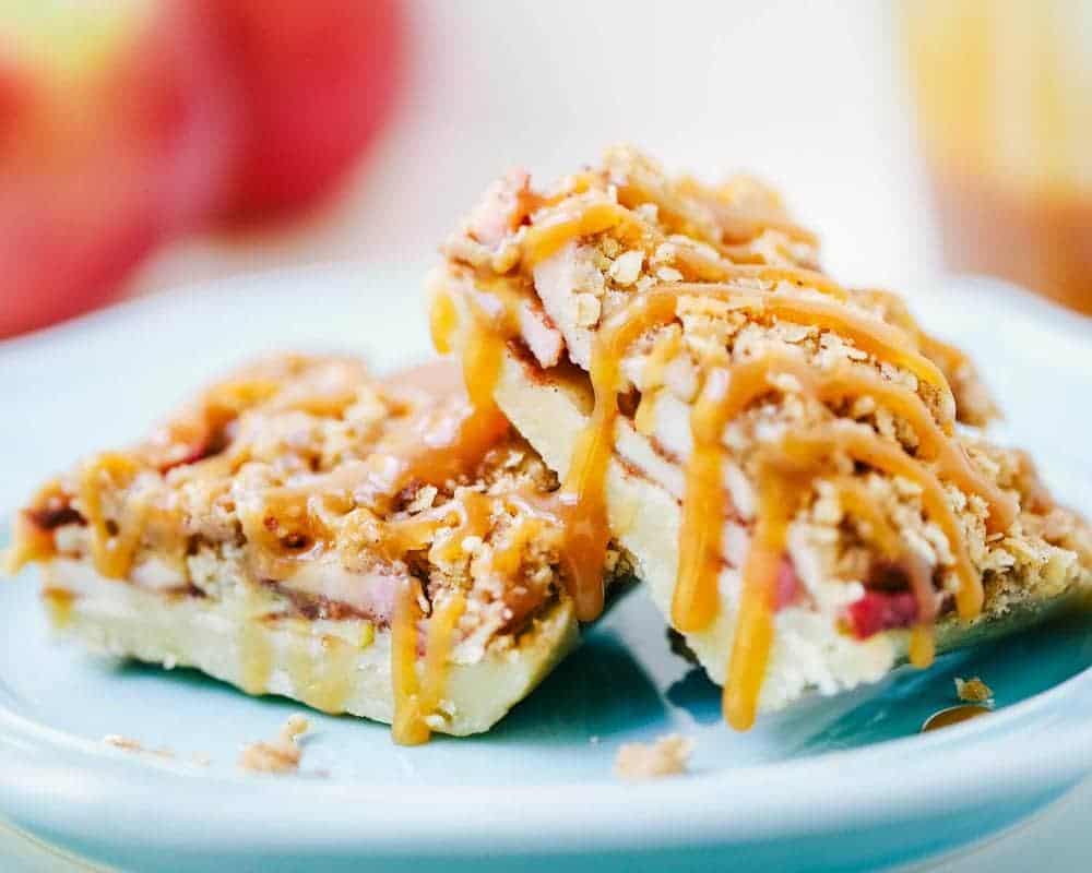 Apple pie bars on a blue plate.