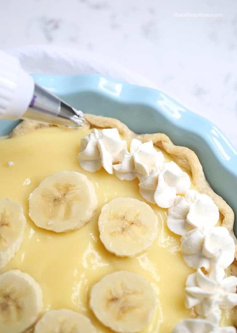 Easy Banana Cream Pie - This recipe has all the delicious flavors of good old-fashioned banana cream pie but is literally done in minutes. Takes only 5-ingredients and is the most simple banana cream pie recipe ever! easy banana cream pie recipe