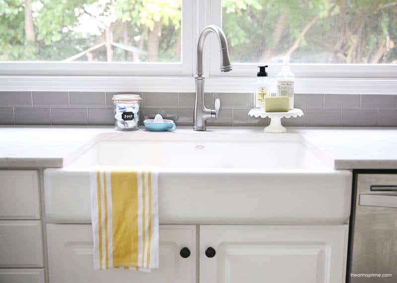 White and grey kitchen makeover on iheartnaptime.com -love the farmhouse sink!