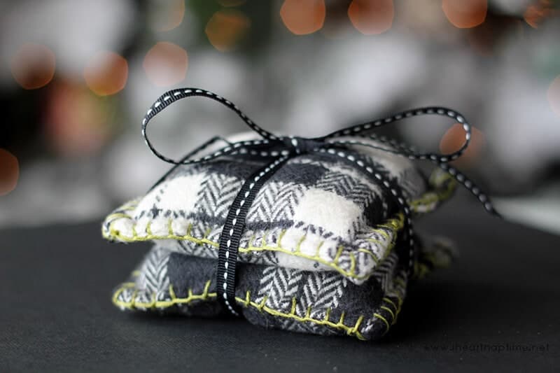 DIY pocket hand warmers on iheartnaptime.com ...these would make a great handmade gift!