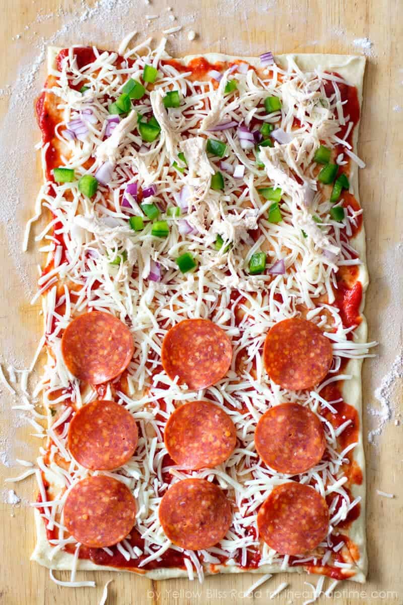 Belag auf den Teig für Pizza-Pinwheels geben