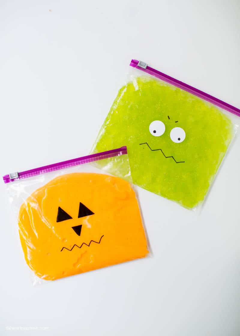 Slime de Halloween naranja y verde en una bolsa ziplock.