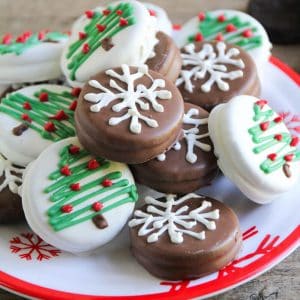 Chocolate Dipped Oreo Snowflakes ...adorable and easy treats the whole family can help make!