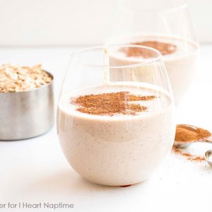 Cinnamon Roll Breakfast Smoothie - incredibly healthy and delicious, this quick smoothie is the perfect breakfast to start off the day!