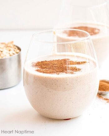 Cinnamon Roll Breakfast Smoothie - incredibly healthy and delicious, this quick smoothie is the perfect breakfast to start off the day!