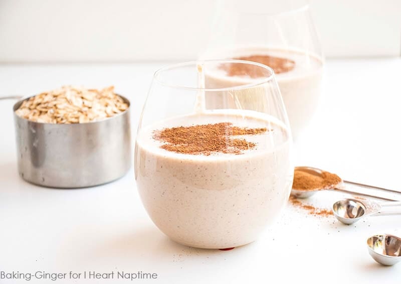 Cinnamon Roll Breakfast Smoothie - incredibly healthy and delicious, this quick smoothie is the perfect breakfast to start off the day!