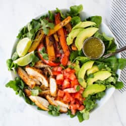 EASY Fajita Salad Recipe... done in 20 minutes or less. This salad is packed with flavorful chicken, veggies and green salsa. Perfect for a quick dinner or lunch!
