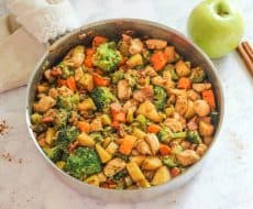One Pan Chicken with Apples is a delicious and easy one-pan autumn meal!