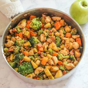 One Pan Chicken with Apples is a delicious and easy one-pan autumn meal!