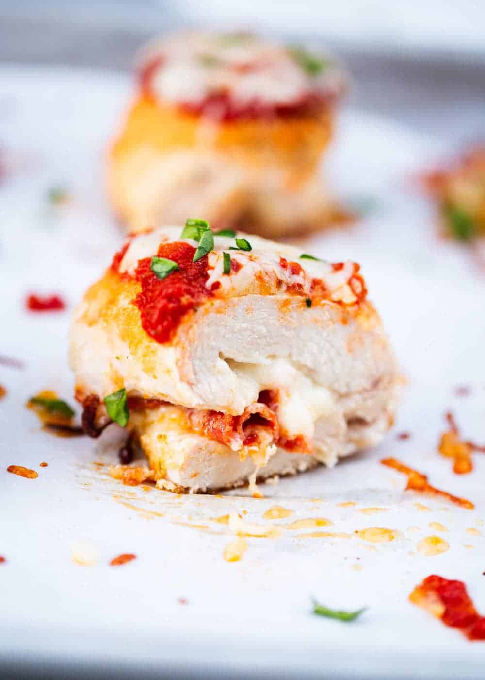 These pizza chicken roll ups are stuffed with mozzarella cheese, pepperoni and marinara sauce. A dish the whole family will love! Pizza chicken roll-ups.