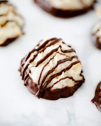 COCONUT MACAROONS -one of the easiest cookies to make! You only 6 ingredients and one bowl!