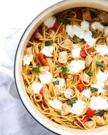 One Pot Caprese Pasta with Chicken ...the easiest, most amazing pasta dish ever. Everything get's cooked together in one pot and is done in 8 minutes!