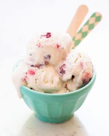 No Churn Ice Cream with Berries + 50 Delicious Berry Recipes... refreshingly sweet treats that you can enjoy all summer long!