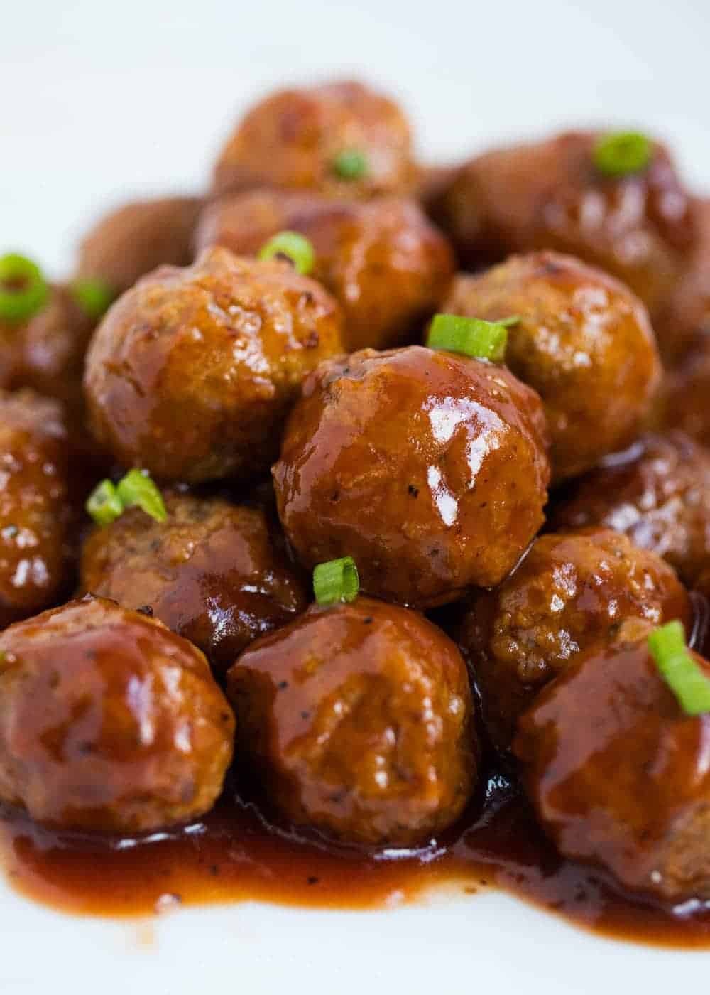 Slowcooker Hawaiian Meatballs ...dit recept kost maar 3 ingrediënten en 5 minuten om te maken! Zo gemakkelijk en altijd een publiekstrekker. Het perfecte voorgerecht of hoofdgerecht.