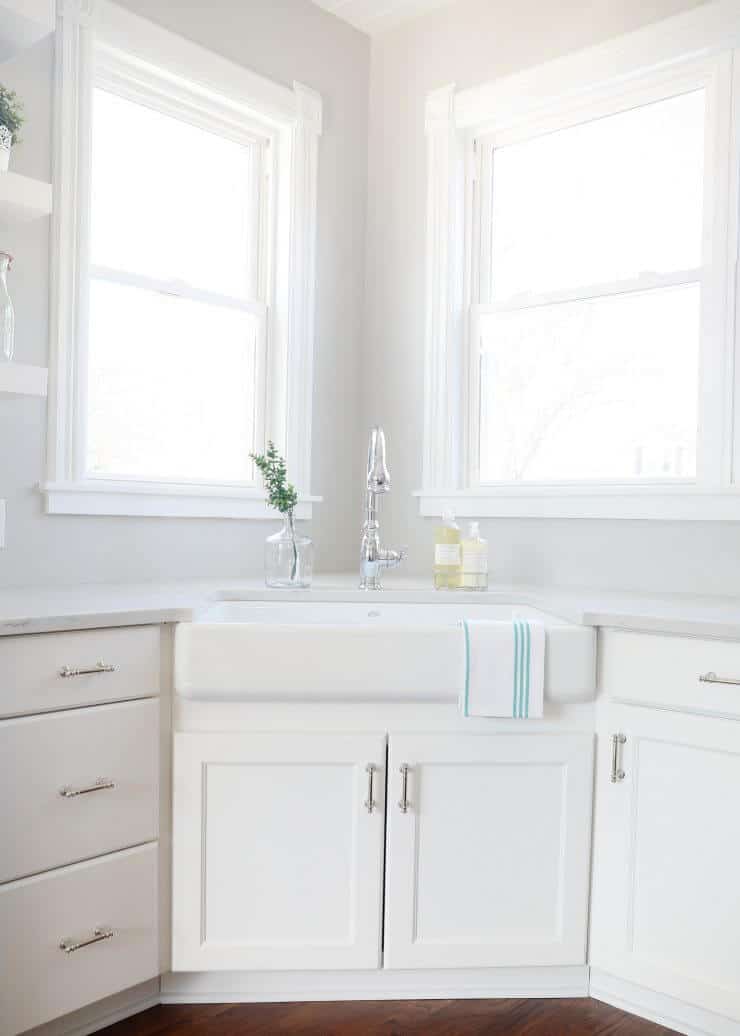 Modern farmhouse kitchen makeover with amazing before and after photos -white farmhouse kitchen sink