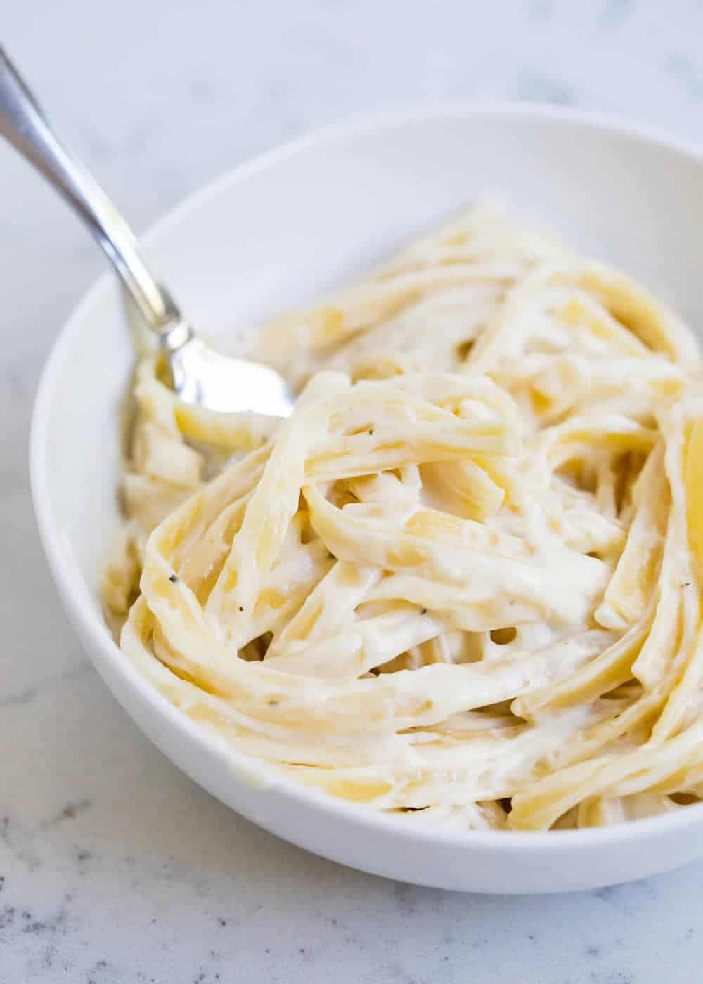 Alfredo Sauce With Cream Cheese / Easy Homemade Alfredo Sauce with Cream Cheese : Add cream cheese and garlic powder, stirring with wire whisk until smooth.