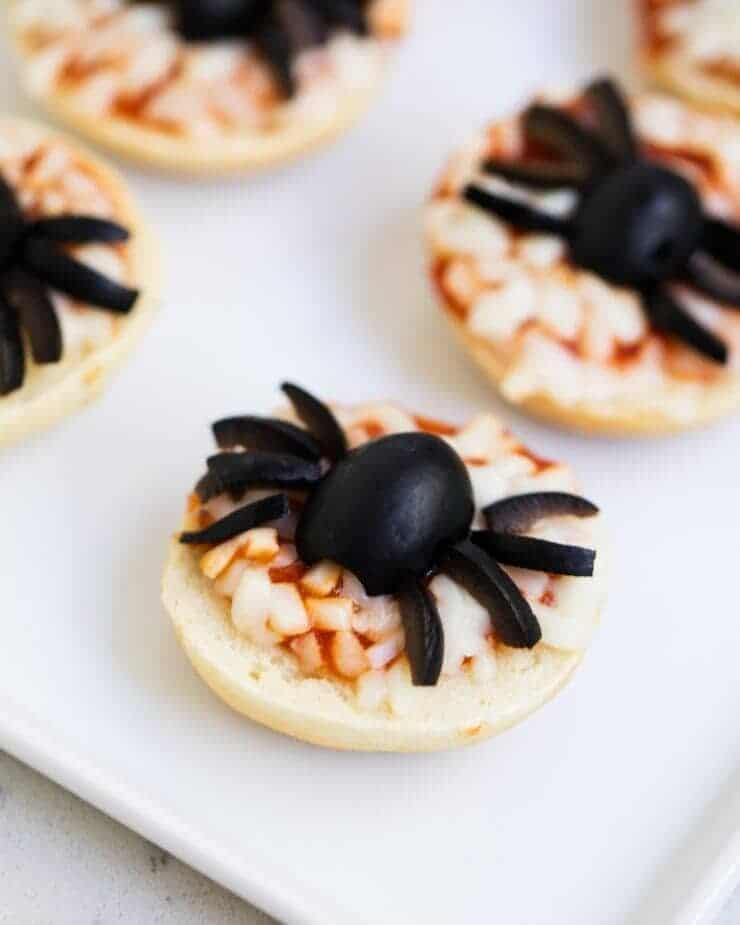 Halloween spider pizza bites 