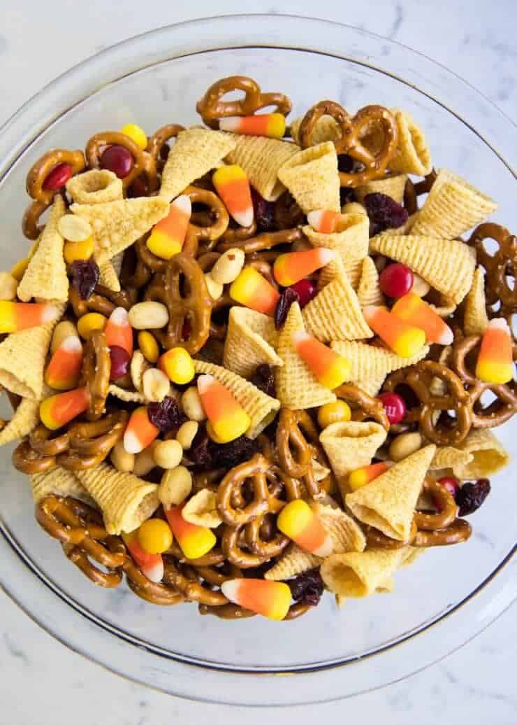 EASY and delicious Thanksgiving blessing mix... the perfect sweet and salty snack mix that is perfect for gift giving or holiday snacking.