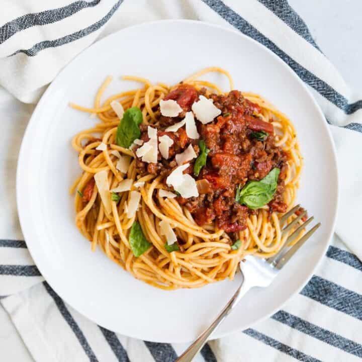 spaghetti bolognese on white plate 
