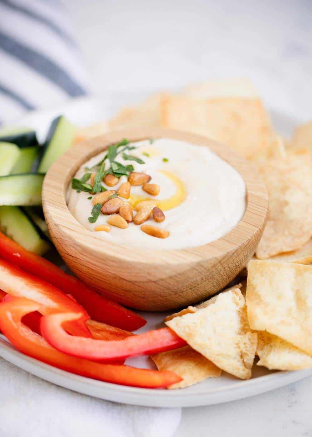 white bean hummus with fresh veggies and pita chips 