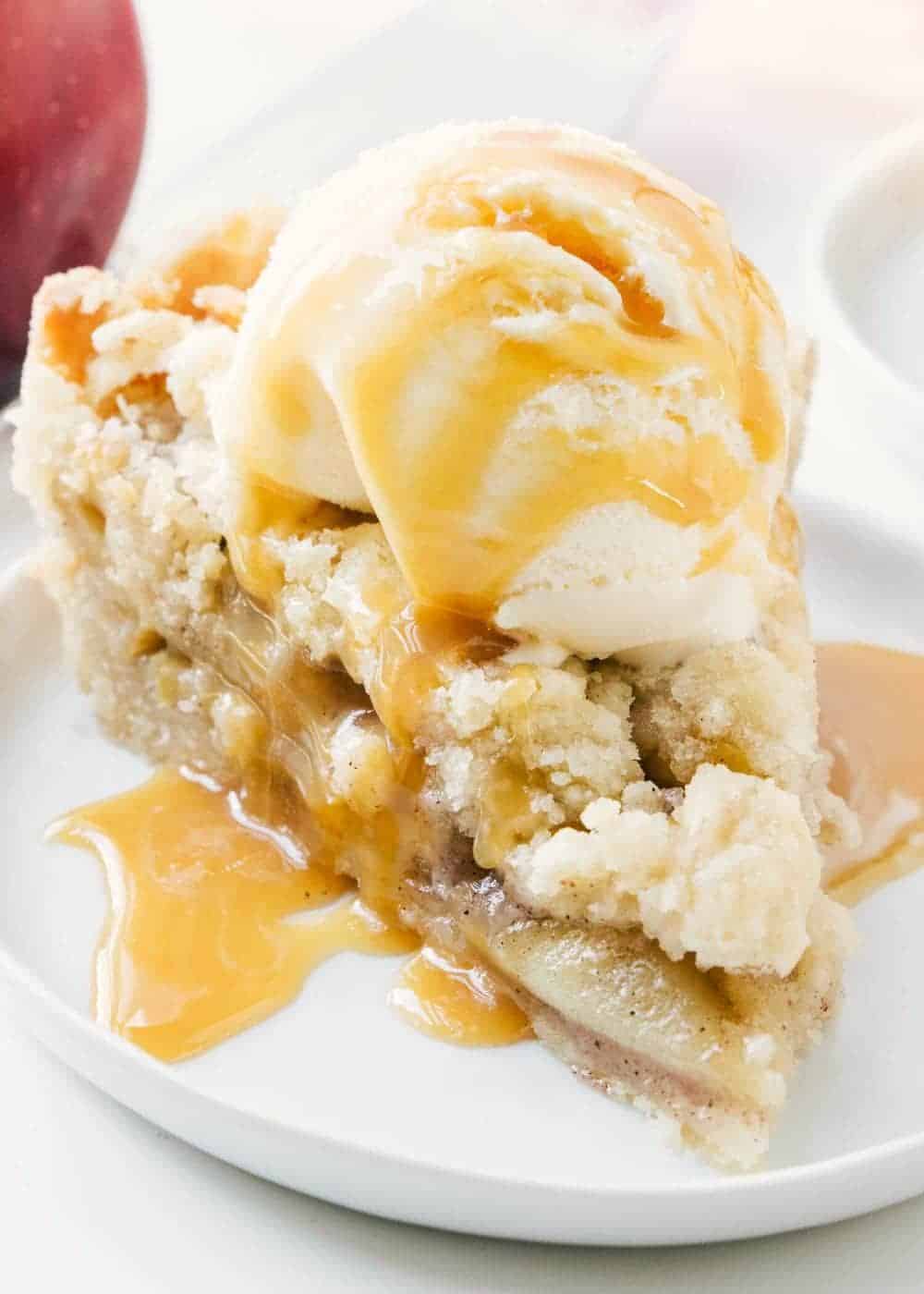 Easy Brown Bag Apple Pie - The most delicious crumb top apple pie that is perfect for beginner pie makers! The brown bag helps seal in all of the delicious flavors. This apple crumb pie is seriously divine! Apple crumble pie.