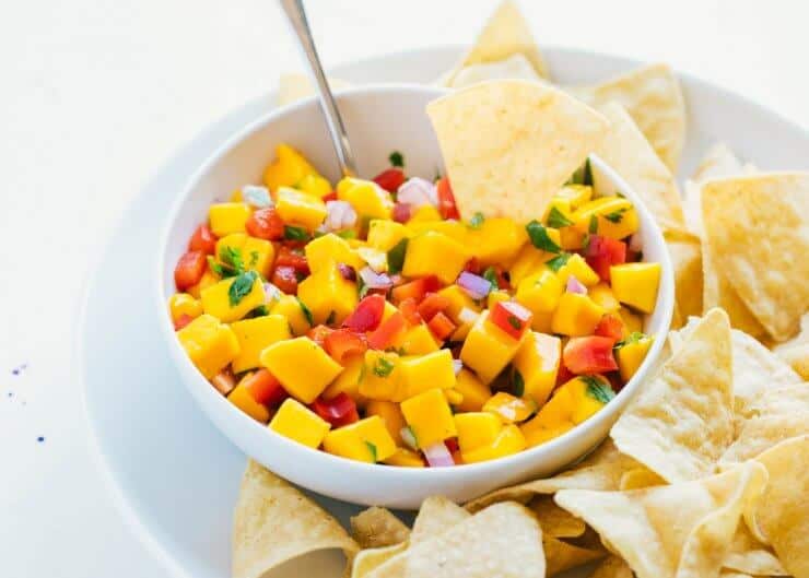 Mango Salsa Recipe - The BEST mango salsa that's fresh, full of flavor and combines a little heat with a little sweet. This easy mango salsa recipe makes the perfect snack, appetizer or topping! mango salsa