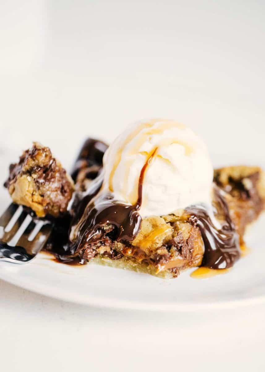 cookie pie with ice cream and hot fudge 