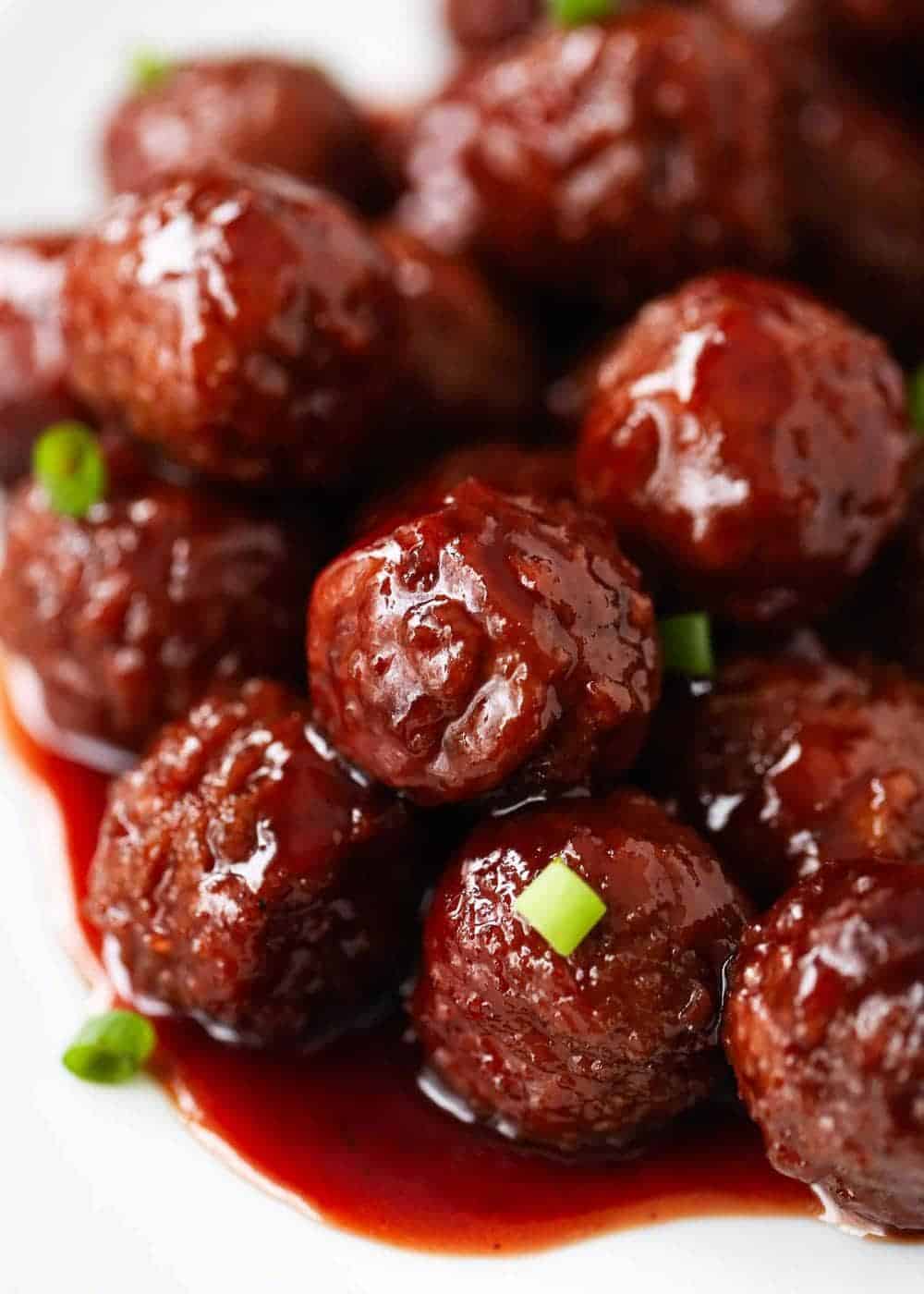 BBQ Meatballs.. easy to make in the crock pot, this recipe only takes 3 ingredients and 5 minutes to prep! Doesn't get better than that. crockpot bbq meatballs with sliced green onions