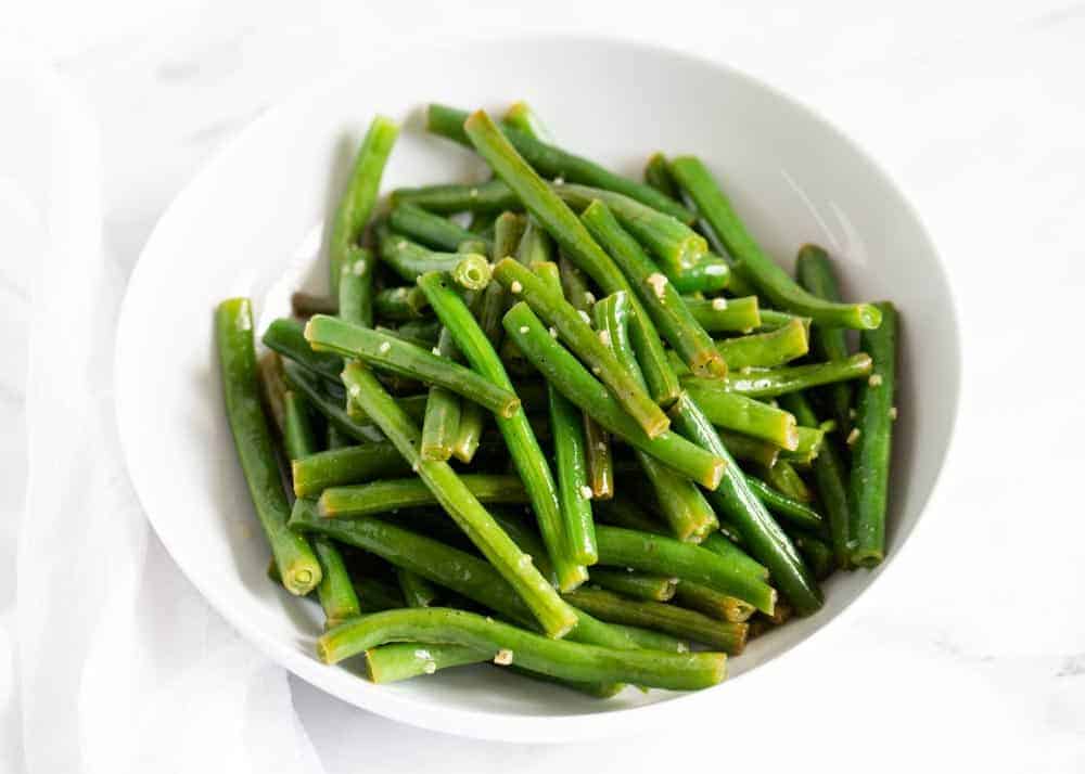 Cooked green beans in bowl.