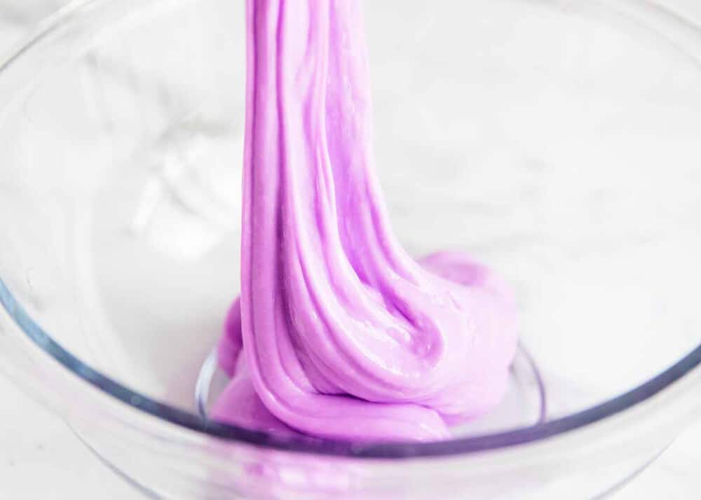 slime violet dans un bol en verre