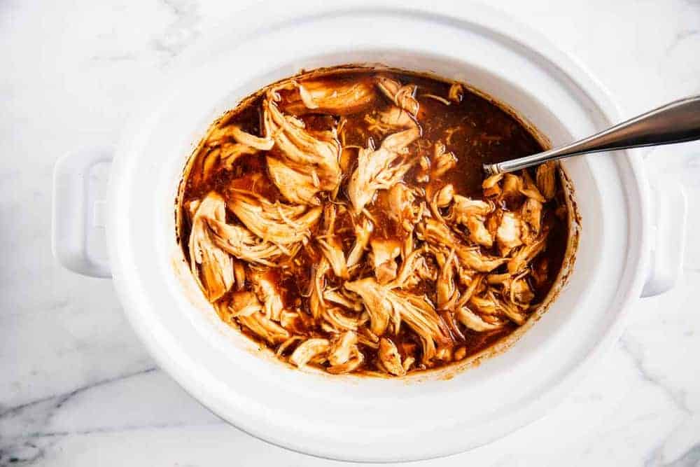 bbq pulled chicken valkoisessa crockpotissa haarukalla